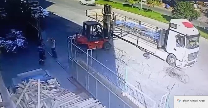 Bisikletiyle forklifte çarpan çocuk hastaneye kaldırıldı