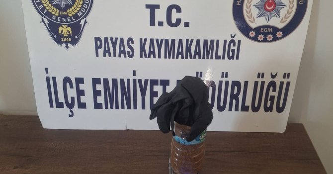 Polisi görünce bahçeye attığı su şişesinden uyuşturucu çıktı