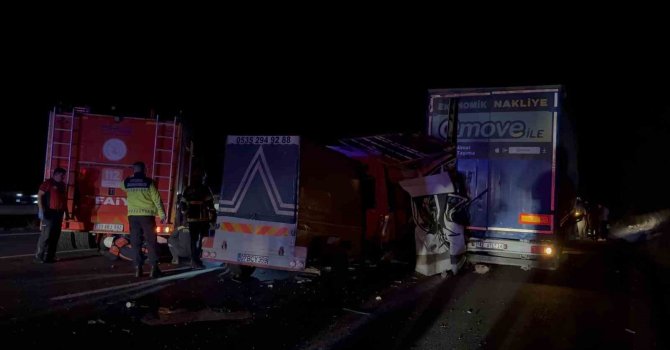 Tarım işçilerini taşıyan minibüs tıra arkadan çarptı: 3 ölü, 16 yaralı