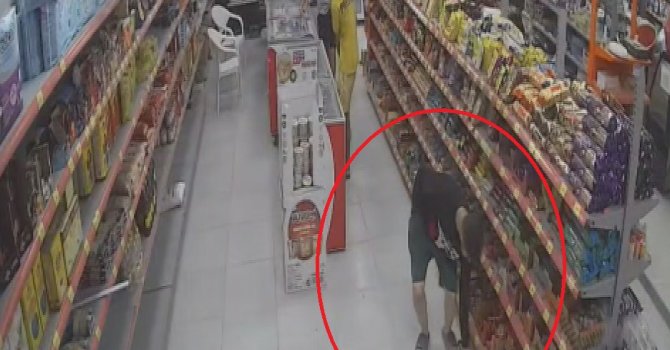 Yaptığıyla şaşırtan hırsız, 100 TL’lik enerji içeceği ve bisküvi çaldı: O anlar kamerada