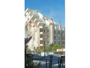 İş makinesinin darbesiyle 9 katlı bina yerle bir oldu