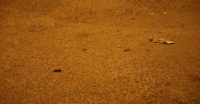 Uuzun namlulu silahla galeriyi taradılar: 10’dan fazla mermi isabet etti