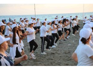 Sahilde spor yapmanın tadını çıkardılar