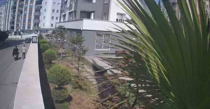 O anlar kamerada: Motosikletle kapkaç yaptılar yakalanıp tutuklandılar