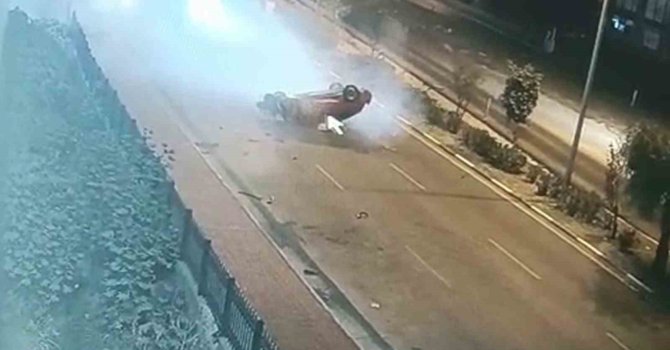 Otomobilin, kaldırımda yürüyen yayaların arasına daldığı anlar kamerada