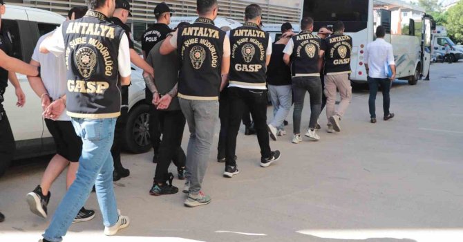 Antalya’da silahlı suç örgütüne eş zamanlı operasyon: 7 gözaltı