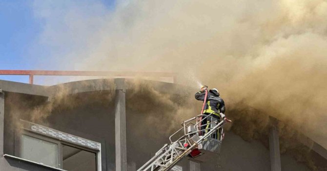 Alanya’da inşaat halindeki apartmanın çatı katında çıkan yangın korkuttu