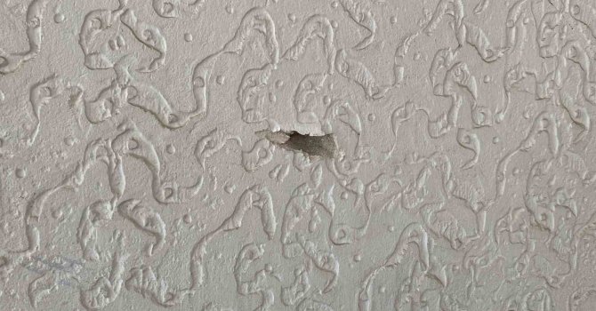 Patenle kayarak iş yeri kurşunladı: O anlar kamerada