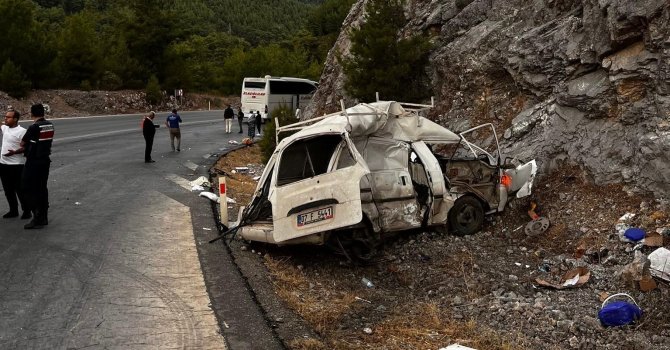 Antalya’da yolcu otobüsü ile hafif ticari araç çarpıştı: 1 ölü, 1 yaralı