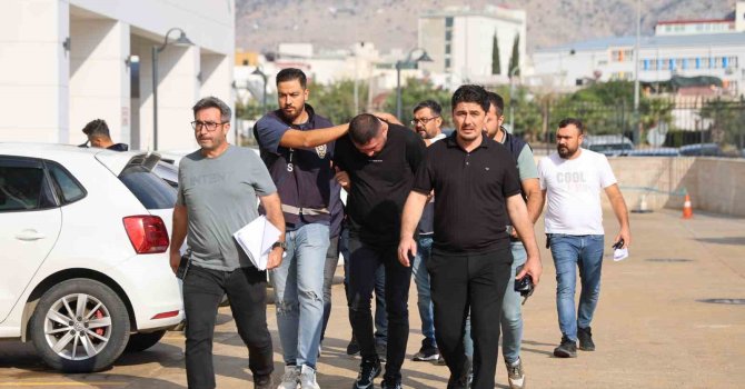 Otomatik silahla galeriye saldıran şüpheliler tutuklandı