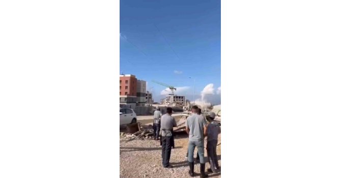 Dinamitle gerçekleştirilen patlatmada kule vinç yıkıldı, o anlar kamerada