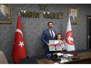 ’TEKNOFEST Mavi Vatan’ yarışmasında birinci olan minik ressam Asya, Valiyi resmettiği çalışmasında gönülleri fethetti