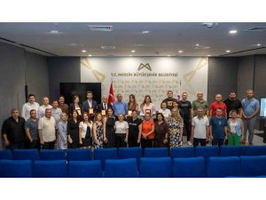 Mersin’de görevde yükselen personele plaket ve teşekkür belgesi