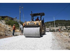 Mut’ta asfalt çalışmaları sürüyor