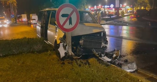 Danimarkalı aile, tur minibüslerinin kazasında hafif yaralandı