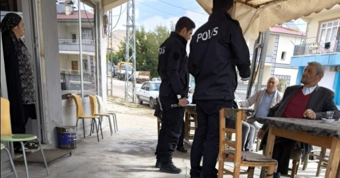 Polis pazar yerinde kadınlara KADES’i anlattı