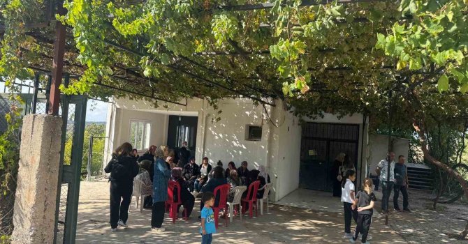 Şehit astsubayın Osmaniye’deki babaevine Türk bayrağı asıldı