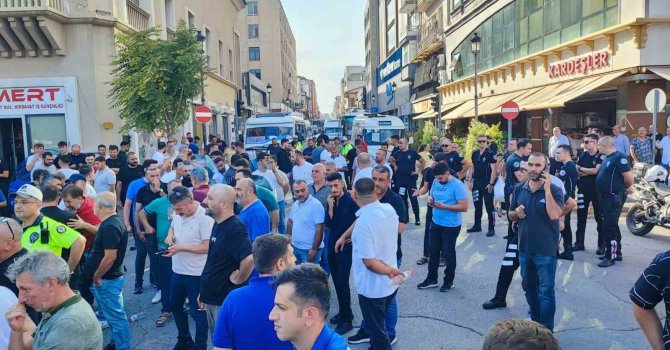 Adana’da dolmuş şoförlerinden eylem: Trafik kilitlendi