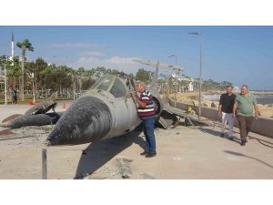 Mersin’in simgesi efsane savaş uçağı sahilden kaldırılıyor