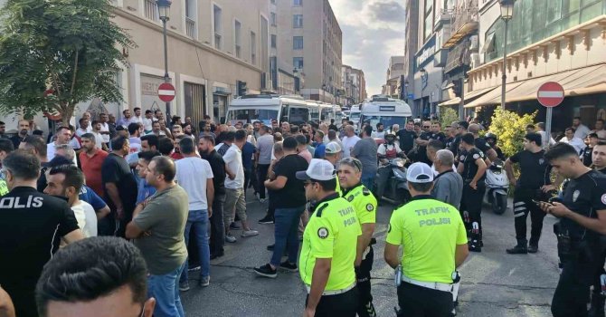 Adana’da dolmuş şoförlerinin eylemi 3 saat sonra bitti: Trafik ulaşıma açıldı