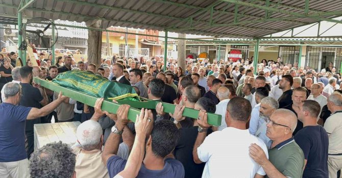 Asansör kazasında hayatını kaybeden genç anne toprağa verildi