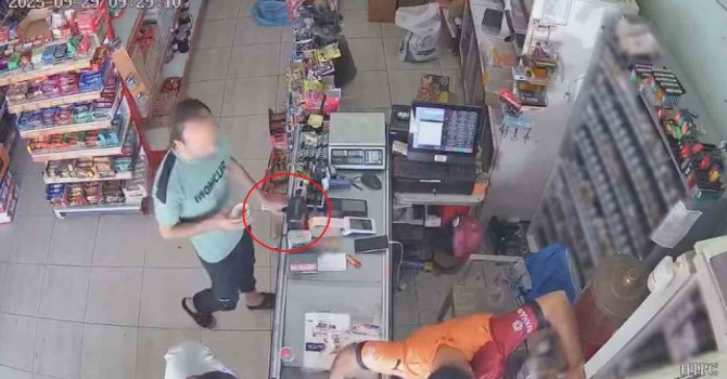 Market çalışanını oyaladı, kaşla göz arasında 800 liralık çakmağı çaldı: O anlar kamerada