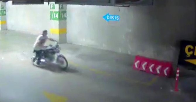 Şehir hastanesinin otoparkından iki motosiklet çaldı: O anlar kameraya yansıdı