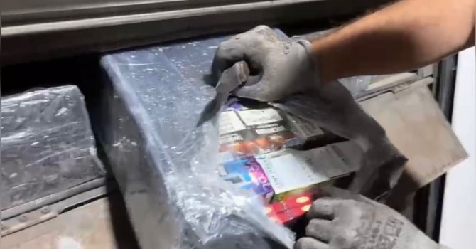 Otobüs çamurluğundaki gizli bölmeden kaçak elektronik sigara ve sigara ele geçirildi