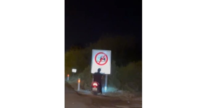 Böyle kaza görülmedi, motosiklet sürücüsü yol kenarındaki ‘çöp atma’ yazılı uyarı levhasına kafasını çarptı