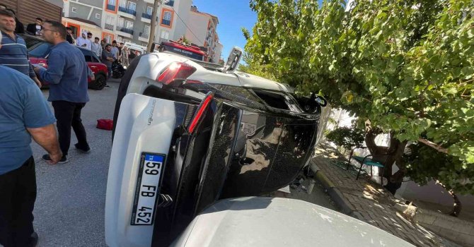 Isparta’da üç aracın karıştığı kazada 5 kişi yaralandı