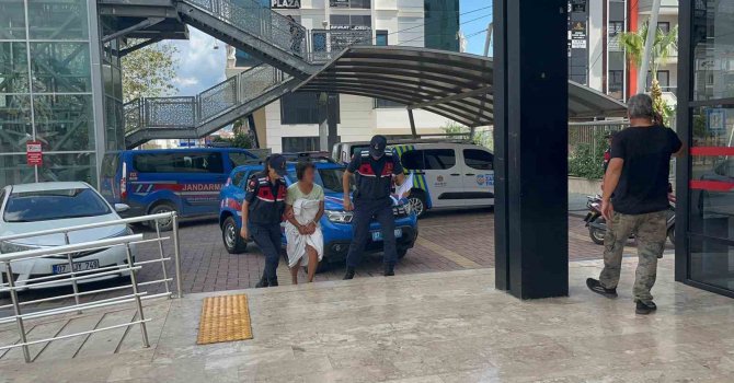 Alanya’da mobilya dükkanını ve minibüsü ateşe veren kadın tutuklandı