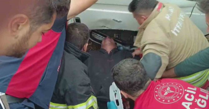 Elektrik direğine çarpıp ters dönen minibüste can pazarı yaşandı