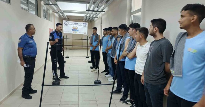 Polisin eğitim verdiği gençler astsubaylığı kazandı