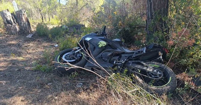 Manavgat’ta virajı alamayan motosikletli ağaca çarptı: 2 yaralı