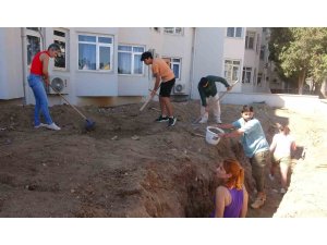 Yaklaşık 16 metrelik balinanın iskeleti gün yüzüne çıkarılmaya başladı