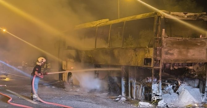 Yolcu otobüsü yanarak demir yığınına döndü