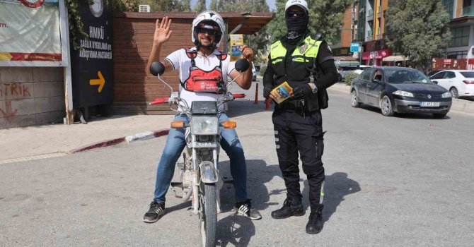 Ekmek parasını motosiklet üstünde kazanan kurye: "Evde beni bekleyen 2 çocuğum ve eşim var, hayatta kalmak için kaskı takıyorum"