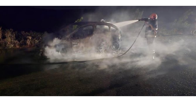 Alev topuna dönen otomobil kullanılamaz hale geldi