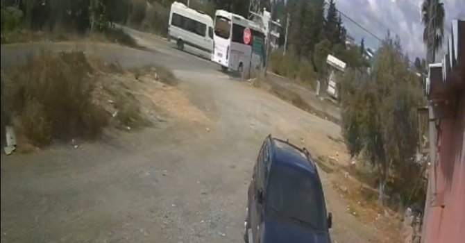 Antalya’da okul servisiyle midibüs çarpıştı: 7 öğrenci yaralandı