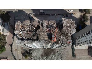 Depremde hasar gören binaların yıkımı vatandaşlara o günleri hatırlatıyor