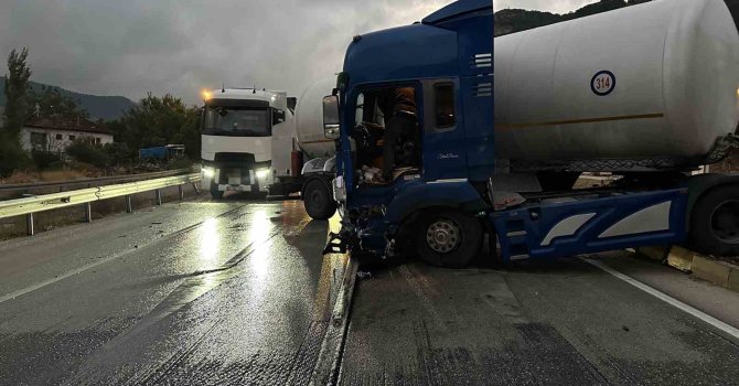 Burdur’da makaslayan tır nedeniyle yol kapandı