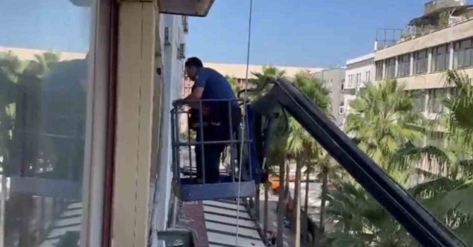 Kapıyı kilitleyerek polisten kaçmaya çalışan hırsızı, polis ekipleri vinçle camdan iş yerine girerek yakaladı