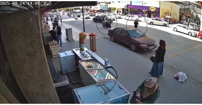 Otomobillerin yol verdiği kadına motosiklet çarptı