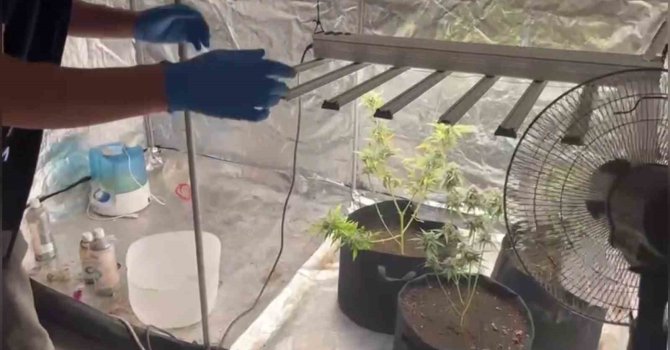 Evine kurduğu özel sistemle uyuşturucu üretirken yakalandı