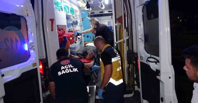 Tırla otomobil çarpıştı: Hurdaya dönen otomobildeki sürücü yaralanmadı, tır sürücüsü kabinde sıkıştı