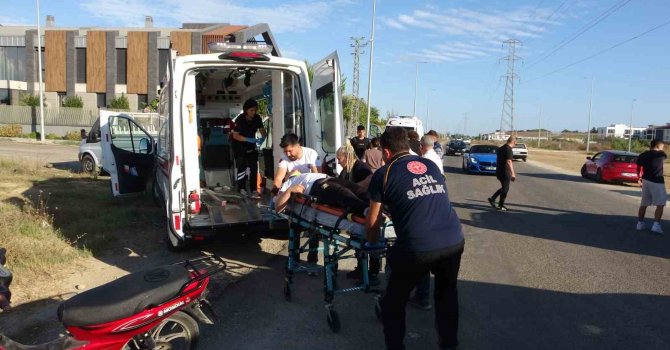 Antalya’da 14 yaşındaki çocuğun kullandığı motosiklet kamyonetle çarpıştı: 1 yaralı