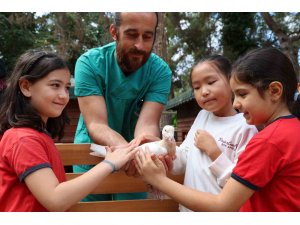 Çocuklar tedavisi tamamlanan güvercinleri doğaya saldı