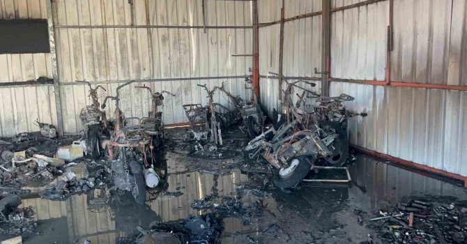 Antalya’da motosiklet servisinde çıkan yangında 10’un üzerinde motosiklet küle döndü