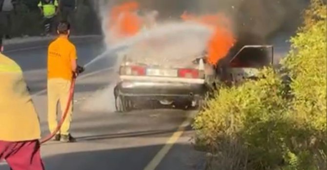 Osmaniye’de otomobil yangını ormana sıçramadan söndürüldü