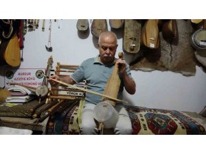 Hayatını kaybeden sanatçıların sazları "Yaşayan İnsan Hazinesi" ödüllü Bedel’e emanet